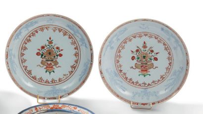 CHINE, COMPAGNIE DES INDES XVIIIE SIÈCLE Paire d'assiettes creuses en porcelaine...