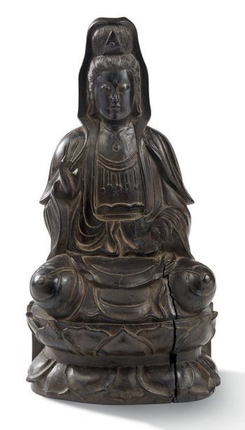 CHINE XVIIIe siècle Statuette en bois représentant la déesse
Guanyin assise sur un...