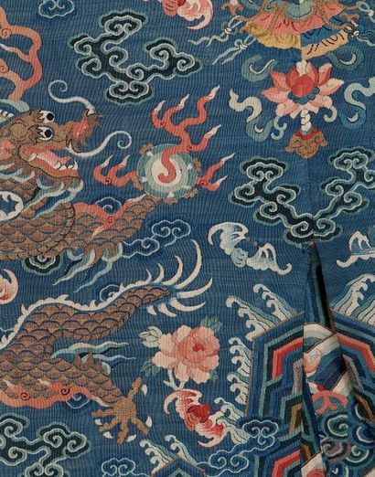 CHINE MILIEU DU XIXE SIÈCLE Robe dragon, Longbao, en soie kesi à fond bleu et décor...