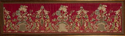 Chine XIXe siècle Panneau horizontal en soie et lin brodé à décors d'une composition...
