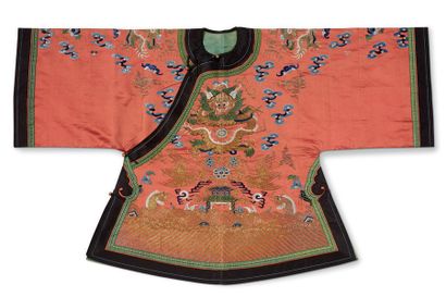 CHINE XXe siècle Lot de deux textiles comprenant :
- Une veste en soie corail ornée...