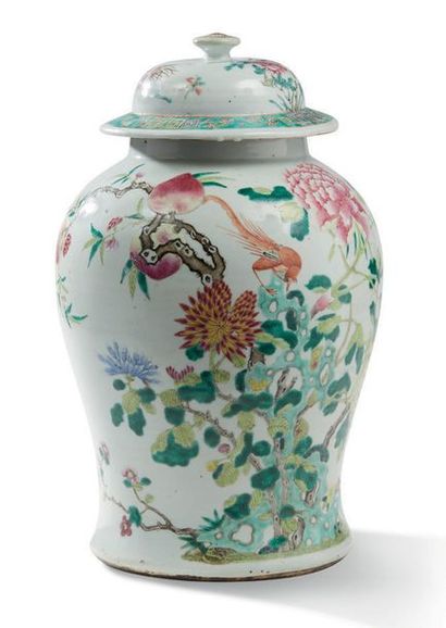 CHINE FIN XIXE SIÈCLE Vase balustre couvert en porcelaine et émaux famille rose,...