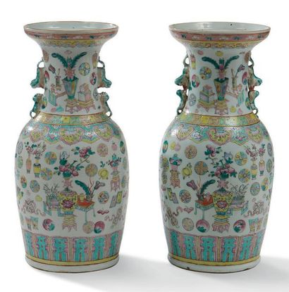 CHINE FIN XIXE SIÈCLE Paire de vases balustres en porcelaine et émaux famille rose,...