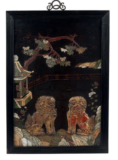 CHINE vers 1900 
Panneau en laque à décor incrusté de nacre et pierres dures, représentant...