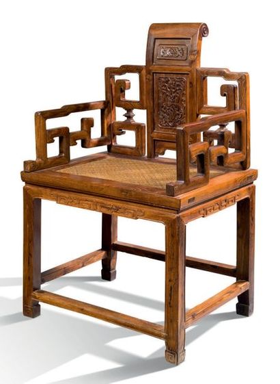 CHINE FIN XIXE-XXE SIÈCLE Fauteuil en bois clair, à assise rectangulaire, les accoudoirs...