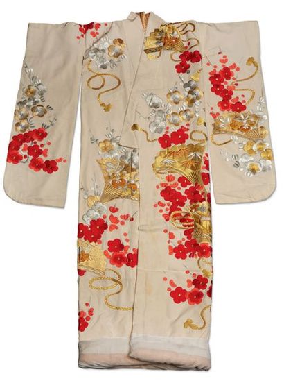 JAPON XXE SIECLE 
Bel uchikake, ou kimono de mariage à longues manches, en soie crème...