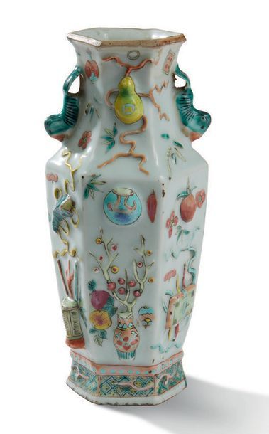 CHINE FIN XIXE SIÈCLE Petit vase balustre hexagonal en porcelaine et émaux de la...
