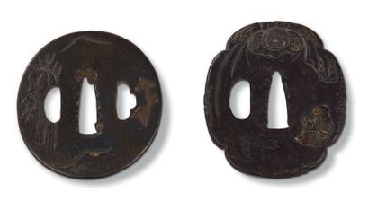 JAPON XVIIIe siècle Deux tsuba en fer, l'une de forme mokko-gata à décor de Hotei...