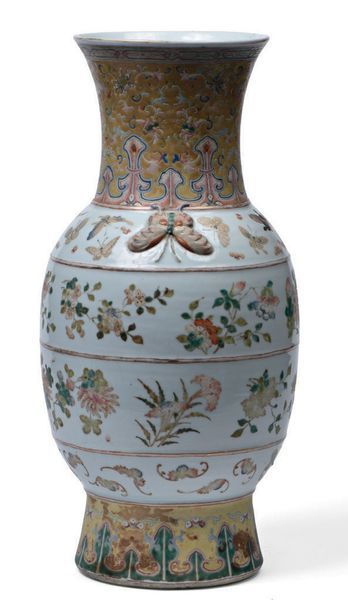 CHINE PÉRIODE GUANGXU, XIXE SIÈCLE Vase en porcelaine de forme balustre à décor,...