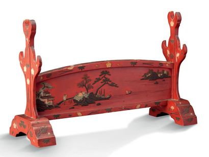 JAPON Début XXe siècle 
Katana-kake, porte-katana, en bois laqué rouge à décor polychrome...