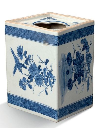 Chine XIXe siècle Oreiller quadrangulaire en porcelaine bleu-blanc, à décor d'oiseaux...