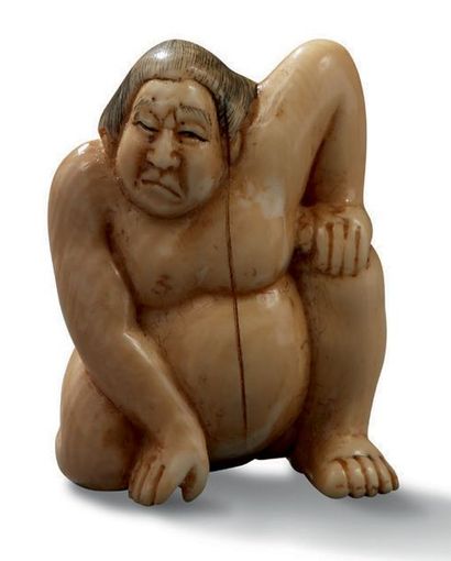 JAPON VERS 1920 
Netsuke en ivoire représentant un sumotori au repos. (Une gerce)
H....