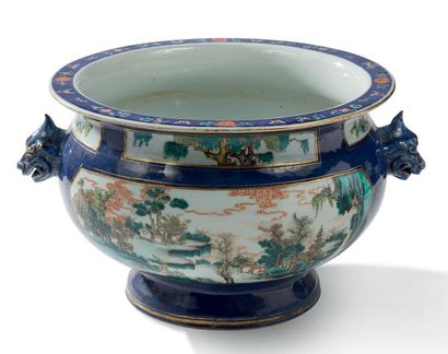 CHINE XVIIIe siècle Importante vasque brûle-parfum en porcelaine et émaux de la famille...