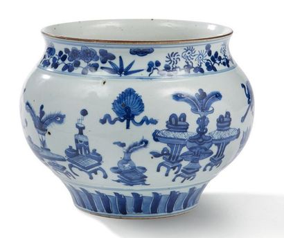 Chine XIXe siècle Petite vasque en porcelaine bleu-blanc, à col légèrement resserré,...
