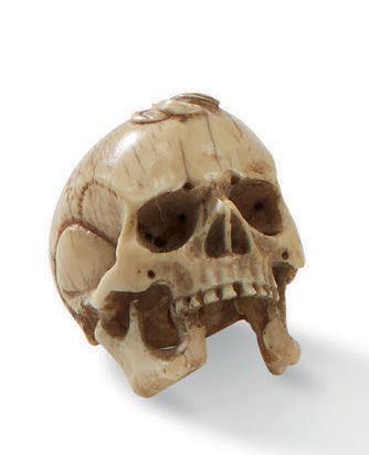 JAPON VERS 1920 
Netsuke en ivoire représentant un crâne.(Ancien accident à la mâchoire)
H....