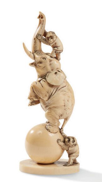 JAPON VERS 1920 
Okimono en ivoire représentant un éléphant et un singe sur une boule.
(Accident...
