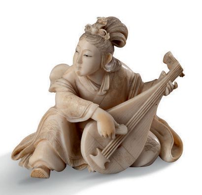 Japon Période Meiji (1868-1912) 
Okimono en ivoire représentant une jeune musicienne...