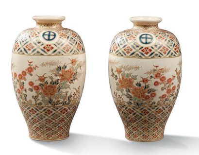 JAPON PÉRIODE MEIJI, VERS 1880-1900 
Paire de vases en grès de Satsuma, à décor polychrome...