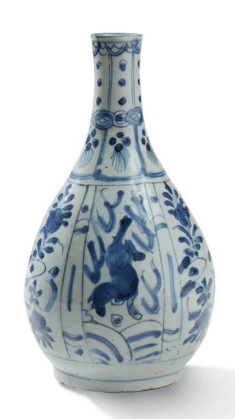 JAPON XVIIe siècle Vase à panse piriforme et long col en porcelaine d'Arita, à décor...