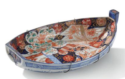 JAPON vers 1900 
Plat en porcelaine d'Imari, en forme de barque, à décor bleu, corail,...