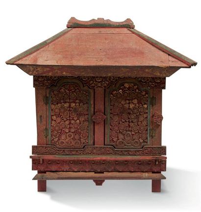 TIBET XIXe siècle Petit temple en bois laqué rouge avec rehauts vert et or, ouvrant...