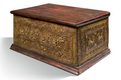 BIRMANIE XIXe SIÈCLE Coffre rectangulaire en bois, les côtés laqués or, à décor sculpté...