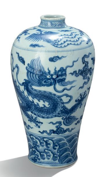 CHINE XXe siècle Vase de forme meiping, en porcelaine bleu blanc à décor de dragon.
H....