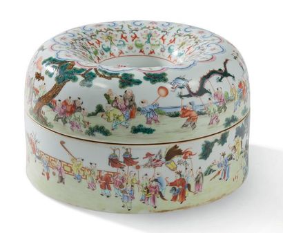 CHINE XXe siècle Boîte couverte en porcelaine utilisée comme porte chapeau, à décor...