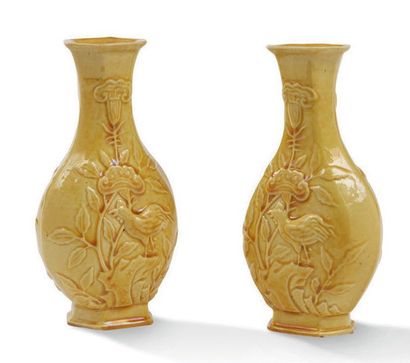 CHINE FIN XIXE SIÈCLE Deux petits vases en céramique et émail jaune, à décor moulé...