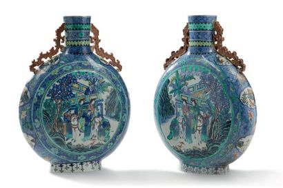 CHINE PÉRIODE GUANGXU (1875-1908) 
Deux grands vases gourdes formant pendants, en...