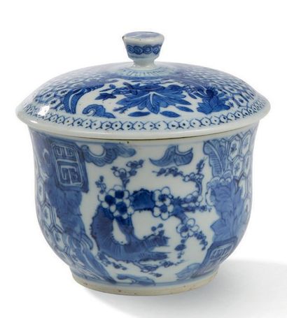 VIETNAM XIXe siècle Pot couvert en porcelaine bleu blanc, à décor de prunus et grenades....
