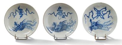 CHINE POUR LE VIETNAM PÉRIODE KANGXI, XVIIIE Ensemble de trois coupes en porcelaine,...