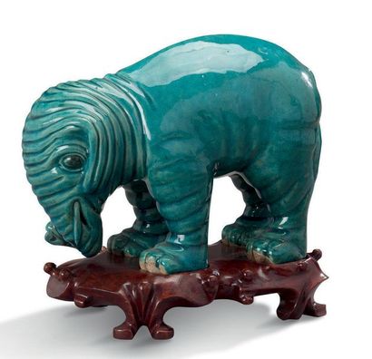 CHINE XVIIIe siècle Sujet en biscuit émaillé bleu turquoise, représentant un éléphant,...