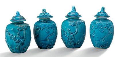 CHINE PÉRIODE QING Deux paires de petits vases couverts en biscuit émaillé bleu turquoise,...