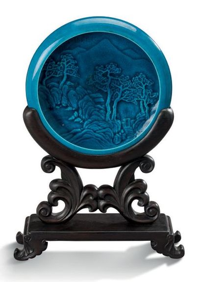 CHINE XVIIIe siècle Coupe en biscuit émaillé bleu turquoise, à décor en léger relief...