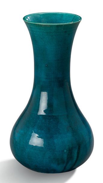 CHINE PÉRIODE QING Vase pansu à long col évasé en biscuit émaillé bleu turquoise.
H....