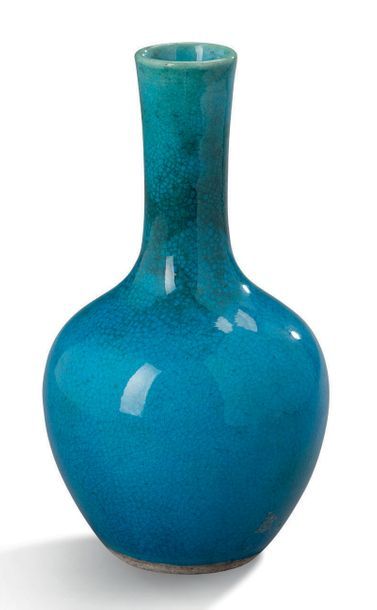 CHINE XVIIIe siècle Petit vase pansu à long col en biscuit émaillé bleu turquoise.
H....