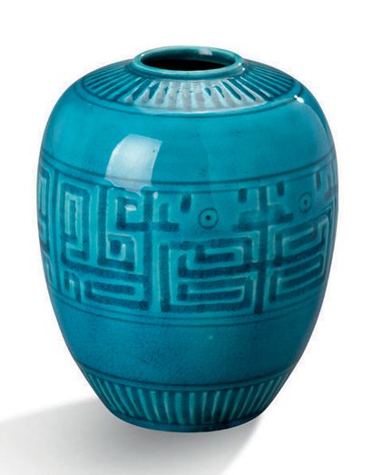 CHINE PÉRIODE QING 
Vase de forme ovoïde en biscuit émaillé bleu turquoise, à décor...