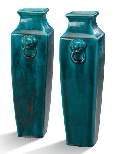 CHINE XVIIIe siècle Paire de vases quadrangulaires en biscuit émaillé bleu turquoise,...