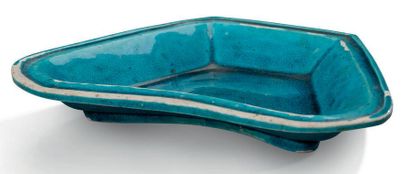 CHINE XVIIIe siècle Ravier en forme de feuille stylisée en biscuit émaillé bleu turquoise.
L....
