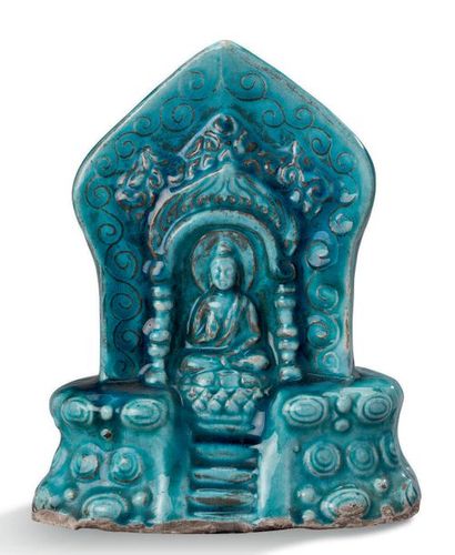 CHINE PÉRIODE QING Stèle votive en biscuit émaillé bleu turquoise, représentant le...