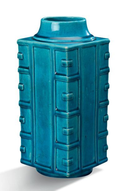 CHINE XVIIIe siècle Vase Cong en biscuit émaillé bleu turquoise, à décor de trigrammes.
H....