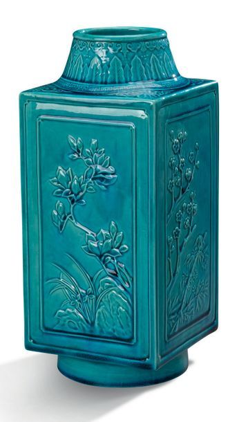 CHINE PÉRIODE QING Vase Cong en biscuit émaillé bleu turquoise, à décor en léger...