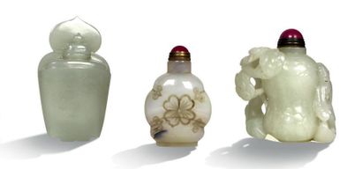 CHINE XXe siècle Lot de trois tabatières, l'une en jade céladon à décor en haut-relief...