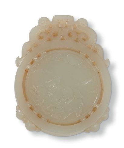 CHINE FIN XXE SIÈCLE Pendentif circulaire en jade blanc, surmontée de motifs stylisés...