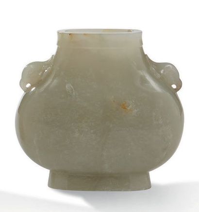 CHINE début XXe siècle Petit vase en jade veiné de rouille, les anses reprenant la...