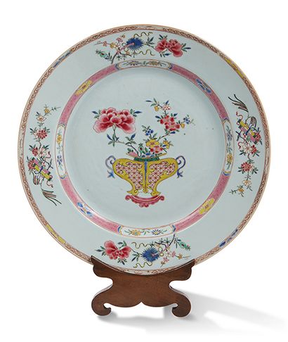 Chine, Compagnie des Indes, période Qianlong, XVIIIe siècle Grand plat en porcelaine...