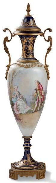 SÈVRES Paire de vases de forme ovoide en porcelaine, à décors de scènes galantes...