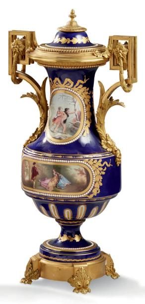 null IMPORTANTE PAIRE DE VASES DE FORME BALUSTRE À ANSES en porcelaine à fonds gros...