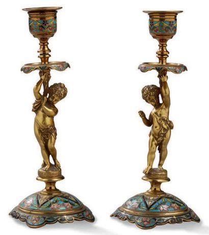 null PAIRE DE PETITS BOUGEOIRS en bronze et émail cloisonné, les futs formés par...